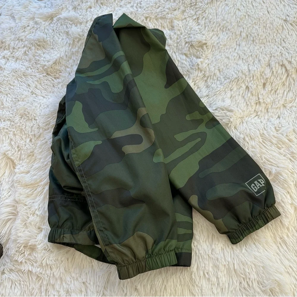 GAP KIDS Boys Green Camo Hooded Lightweight Windbreaker Jacket Size 6/7 Zip